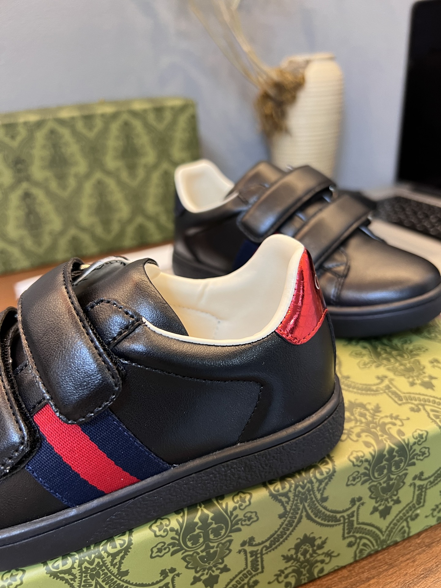 Children's shoes child